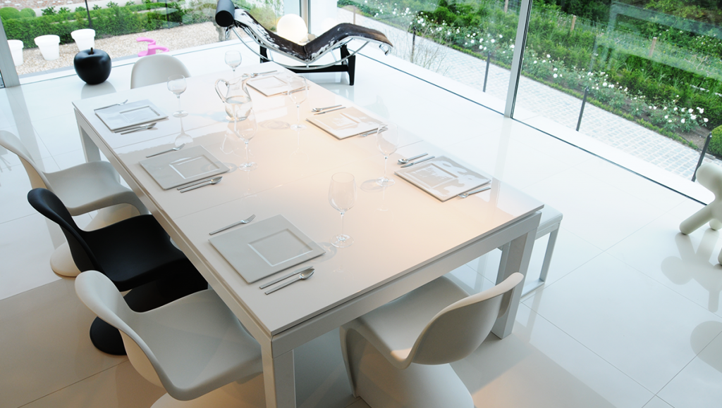 Moderne eetkamer pooltafel in wit als elegante combinatie van eettafel en pooltafel voor woonkamers