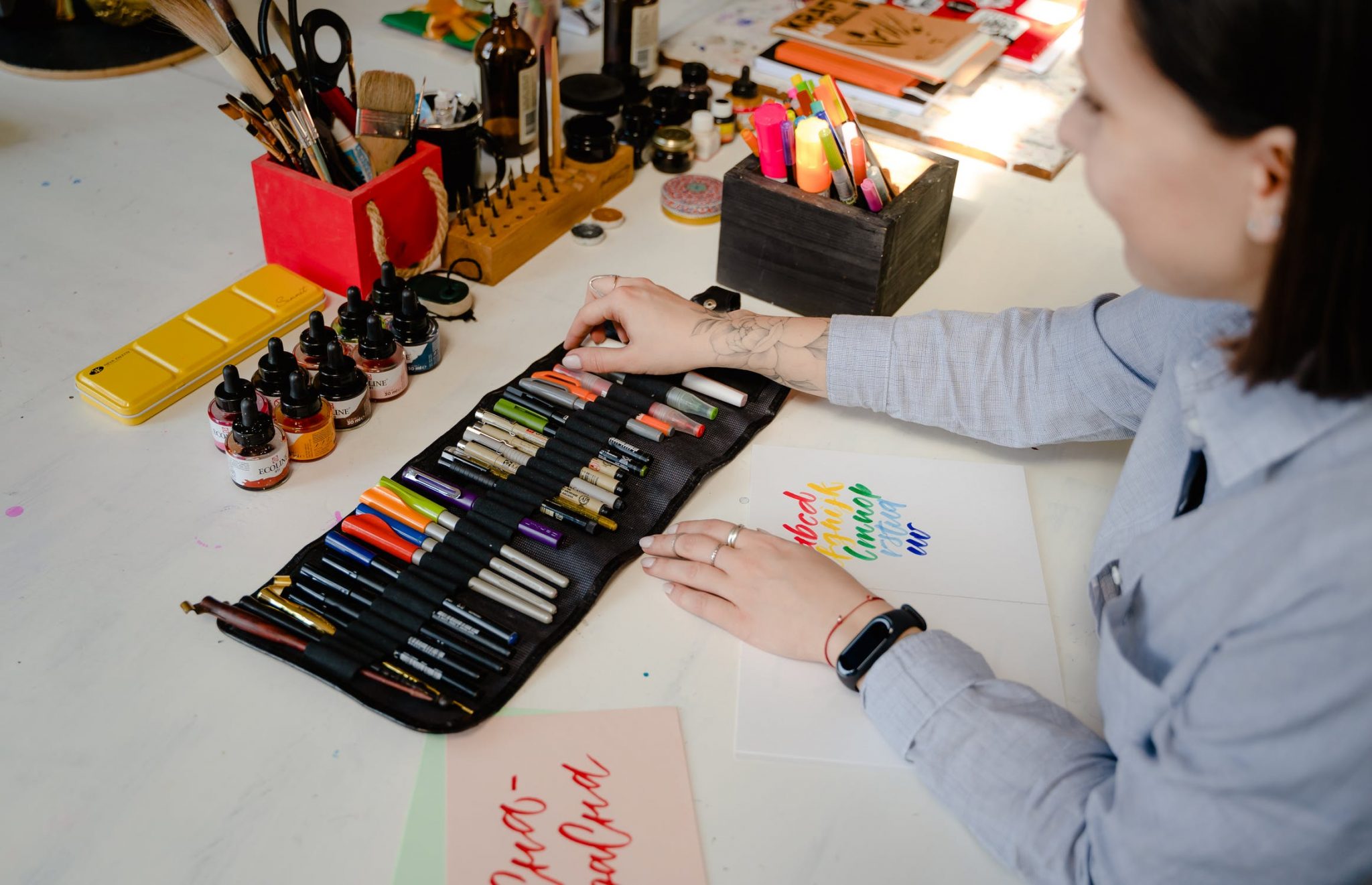 Verzameling van de beste brush pennen voor kunstenaars anno 2021 met verschillende kleuren en maten