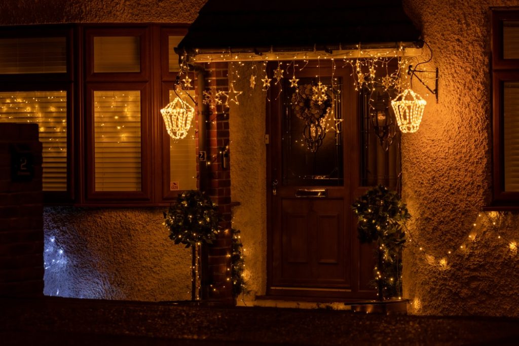 Kerstverlichting voor binnen en buiten - fonkelende lichtjes in tuinbomen, aan dakgoten en in de kerstkrans voor feestelijke