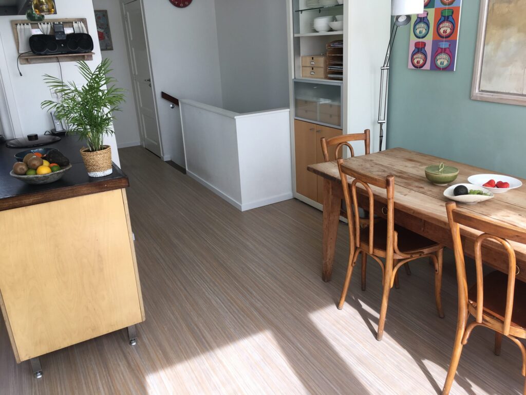 Mooie linoleum vloer in Utrecht met natuurlijke uitstraling gemaakt van lijnolie, houtmeel, hars, jute en kalksteen