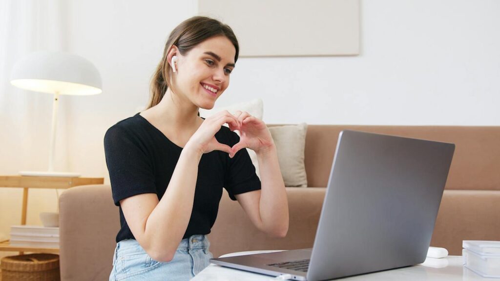 Persoon werkt achter laptop thuis, illustratie voor productief thuiswerken met sociale verbinding