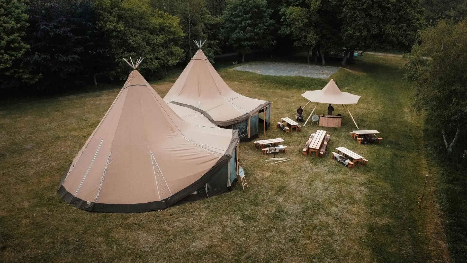 Bijzondere tenten verhuur: sfeervolle tipi-tent opstelling voor festival met warme verlichting en zitgelegenheid