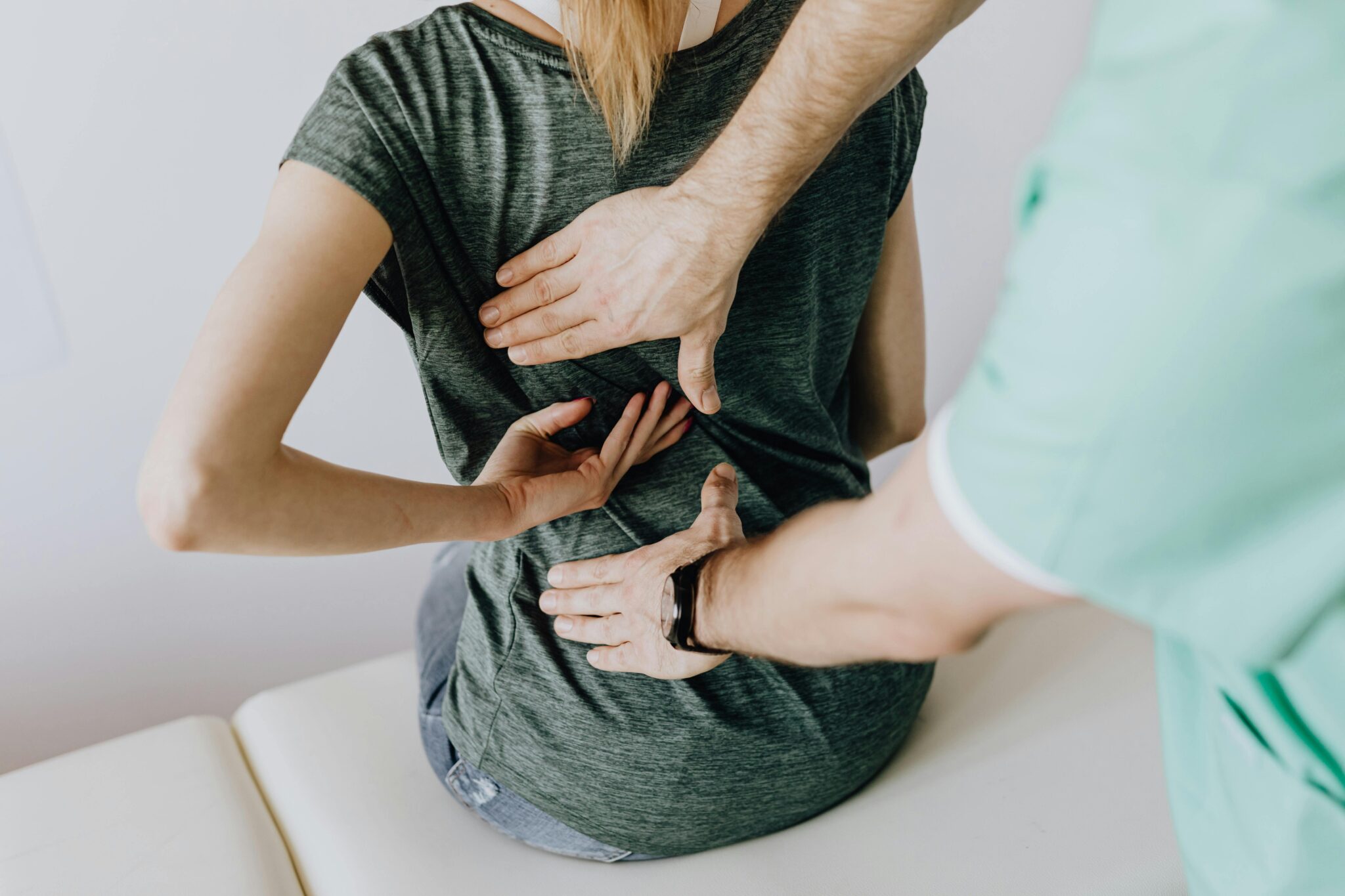 Fysiotherapeut voert bekkenfysiotherapie uit om bekkenklachten en spierontwikkeling te verbeteren
